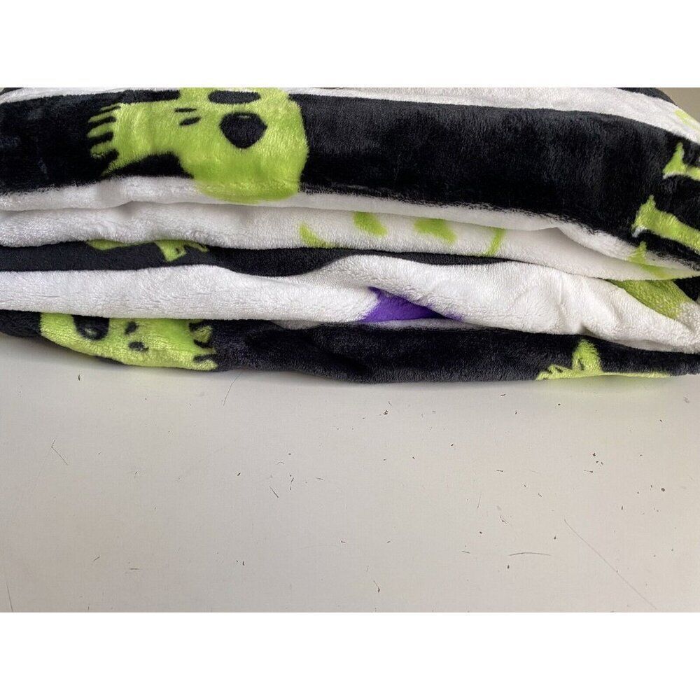 Beetlejuice‎ Skulls Stripes Halloween Cloud Throw Plush Blanket 50”x70” NEW - Picture 7 of 11
